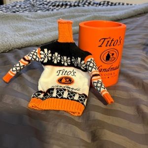 Bottle sweater and cozy
